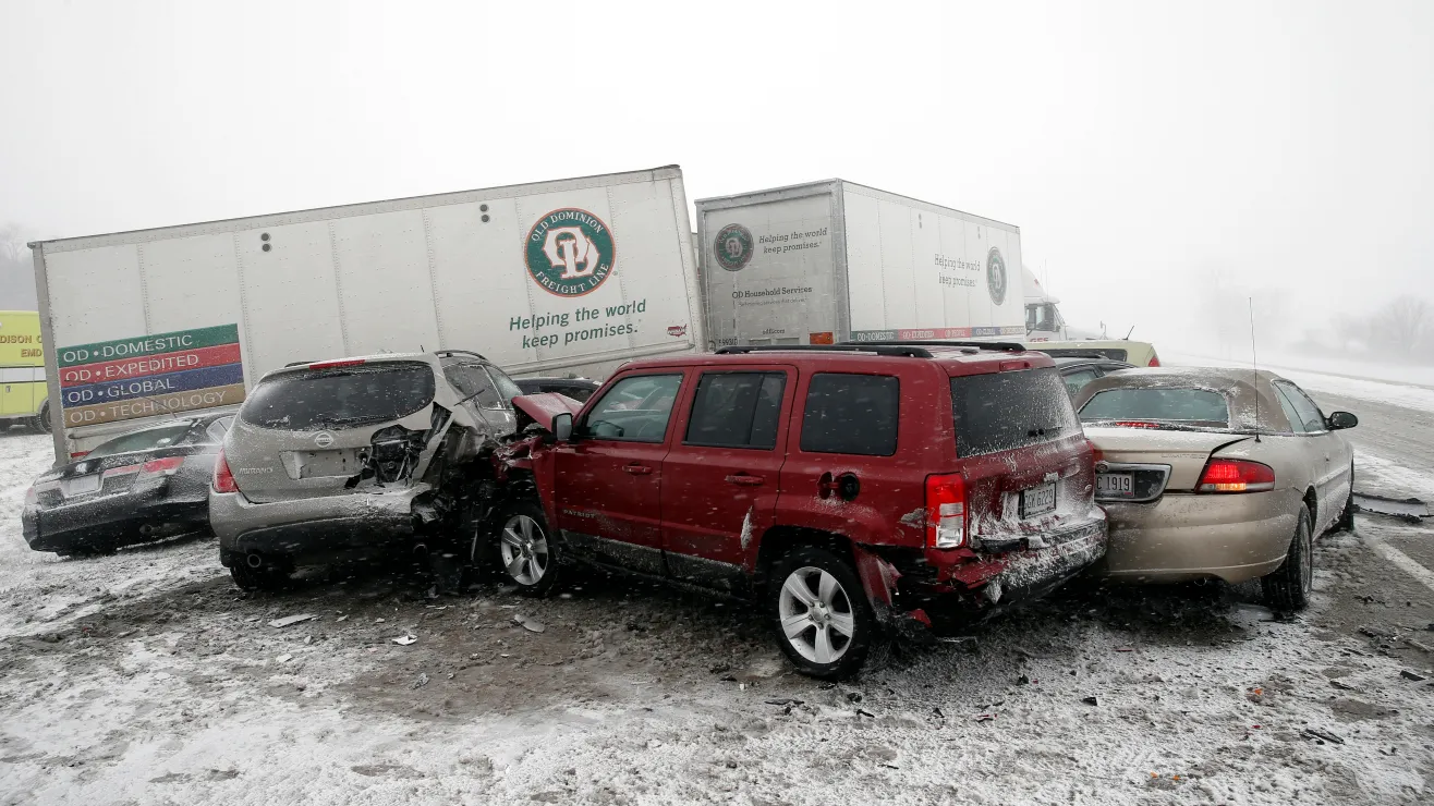 Accidente múltiple paraliza autopista en Michigan: más de 100 vehículos ...